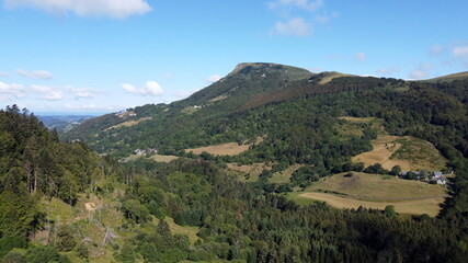 Fototapeta na wymiar lacs et volcans d'Auvergne autour du puy de Sancy