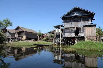 Boote und Häuser auf dem Inle Lake, Myanmar