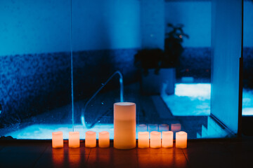 Spa azul para relajarse de su reunión de negocios con velas naranjas y agua azul