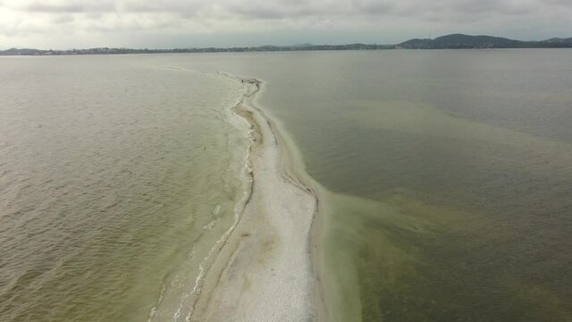 Imagem a&eacute;rea de uma restinga em Arraial do Cabo