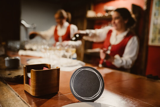 Dos se&ntilde;oras sirviendo sidra en un caser&iacute;o tradicional con un traje tradicional. 
