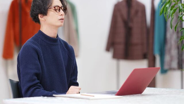 オフィスで悩む男性