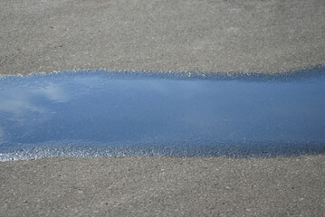 水たまり　アスファルト