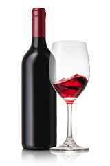 グラスに注がれた波打つ赤ワインとワインボトル