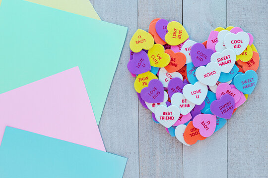 Papel Y Corazones De Colores Con Palabras Relacionadas Al Amor Y La Amistad. 