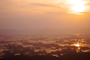 Naklejka premium 田圃に反射する夕焼け 秋田県