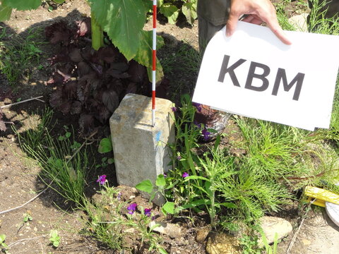 コンクリート杭　仮ベンチマーク　KBMサイン　ピンポール　土木建設