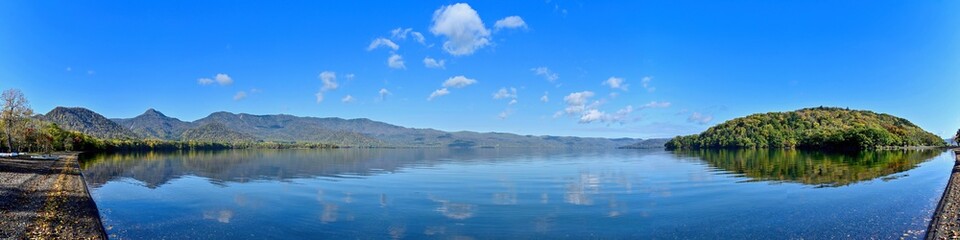 湖岸から見た屈斜路湖のパノラマ紅葉情景＠和琴半島、北海道
