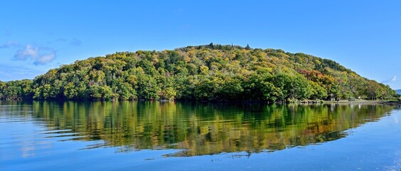 湖岸から見た和琴半島の紅葉と屈斜路湖のコラボ情景＠北海道