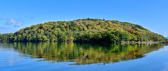 Fototapeta na wymiar 湖岸から見た和琴半島の紅葉と屈斜路湖のコラボ情景＠北海道