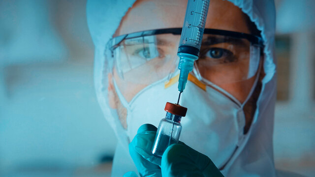 medico sosteniendo un frasco de vacuna covid-19. SARS-CoV-2