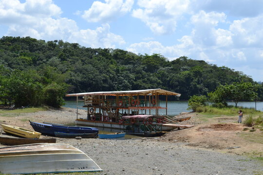 Ferry del Lago Hatillo en Cotu&iacute;, Rep&uacute;blica Dominicana