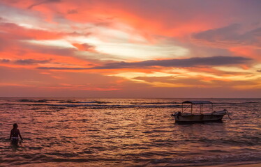 Fototapeta na wymiar Sunset on the Indian ocean Sri Lanka Hikkaduwa