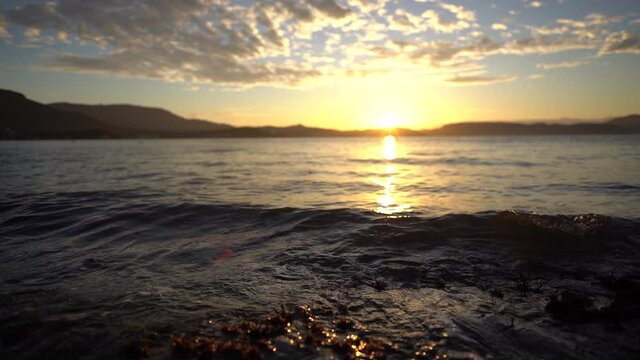 朝焼けの海