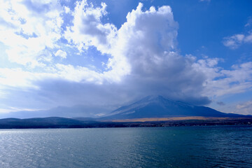 Fototapeta premium 【山梨】山中湖湖畔から見る冬晴れの富士山 
