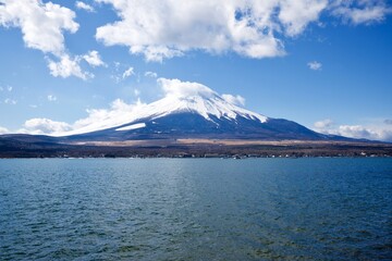 【山梨】山中湖湖畔から見る冬晴れの富士山	