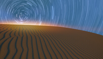 Naklejka premium Long exposure of Star trails in the desert of sand dune