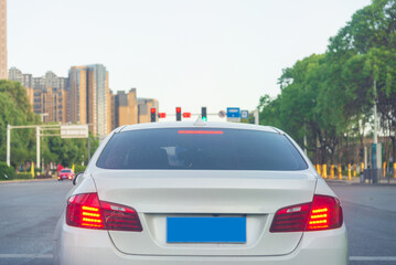 Obraz premium The car was waiting at the traffic lights