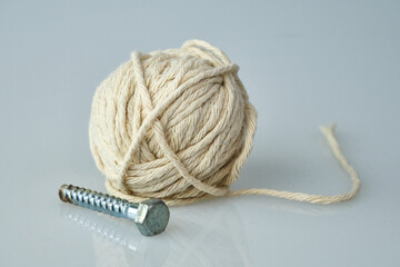 Cordel en ovillo y diferentes tornillos para realizar bricolaje y manualidades en casa 