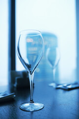 Obraz premium Cocktail glasses on the windowsill by the glass