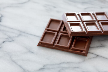 大理石の台の上で割った板チョコレート