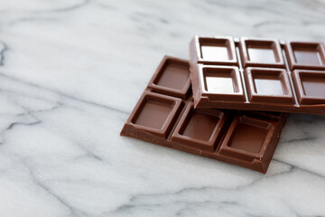 大理石の台の上で割った板チョコレート