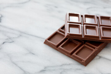 大理石の台の上で割った板チョコレート