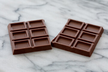 大理石の台の上で割った板チョコレート