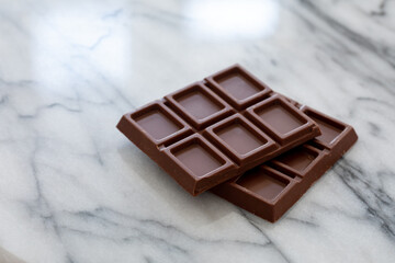 大理石の台の上で割った板チョコレート