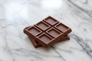 大理石の台の上で割った板チョコレート