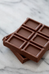 大理石の台の上で割った板チョコレート