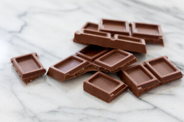 大理石の台の上で割った板チョコレート