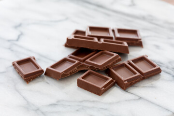 大理石の台の上で割った板チョコレート