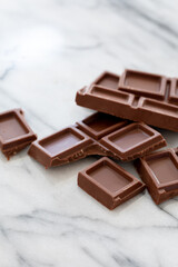 大理石の台の上で割った板チョコレート