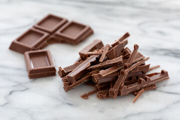 包丁で刻んだ板チョコレート