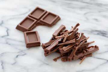 包丁で刻んだ板チョコレート