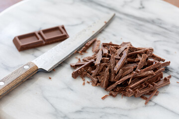 包丁で刻んだ板チョコレート