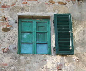 Fototapeta na wymiar vecchie finestre di casa colonica toscana