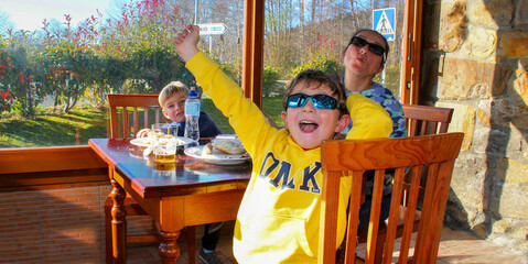 Escena familiar. Un aperitivo después de un paseo en montaña