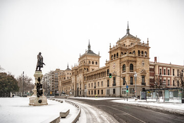 Fototapeta premium Ciudad de Valladolid con nieve al amanecer en España Europa 