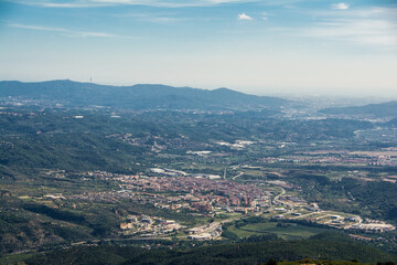 Fototapeta na wymiar Monserrat. Rutas por la montaña. Paisajes y vistas de Cataluña 