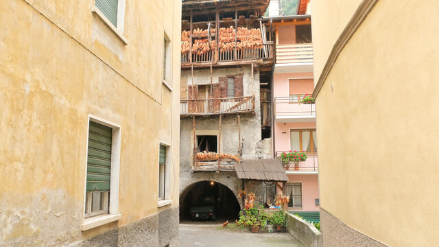 Il centro storico del borgo di Storo in provincia di Trento, Trentino Alto Adige, Italia.