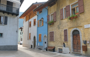 Fototapeta na wymiar Il centro storico del borgo di Storo in provincia di Trento, Trentino Alto Adige, Italia.