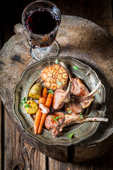 Grilled ribs of lamb with vegetables with red wine