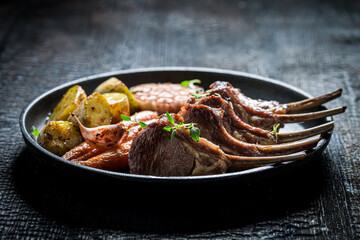 Roasted ribs of lamb with garlic and vegetables