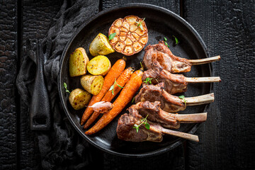 Grilled ribs of lamb with herbs and garlic