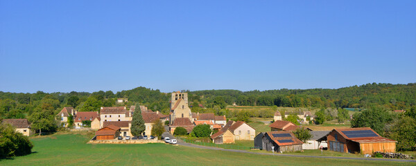 Panoramique Mauzens-et-Miremont (24260) sous un grand ciel bleu, département de la Dordogne en...