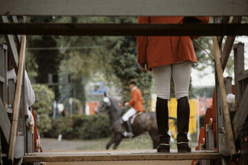 Bei einem Pferde-Springreiten