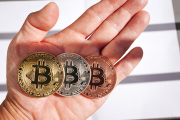 手の中に3枚のビットコイン