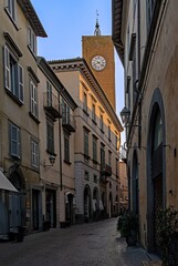 Straße in der Altstadt von Orvieto in Umbrien in Italien 